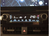 お車のキーはスマートキーです。キーを身につけた状態で車に近づき、ドアロックの解錠や施錠操作が出来ます。雨の日など両手がふさがっている時など、とっても便利ですね。