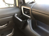 運転席用・助手席用と2つのカップホルダーを装備しています。ドリンクだけでなく、色々な小物の置き場所としても大変便利です。