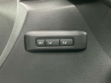 【パーソナルドライビングポジションメモリー】ドライバーに最適な運転姿勢を簡単に呼び出せるスイッチです。これにより運転席を毎回手動で調整する手間が省け、運転開始時の負担を軽減します。