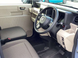 ゆとりのあるサイズで快適な座り心地の運転席です。しっかりとホールド性をもたせ、長距離でも疲れにくくなっています!