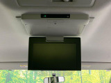 【12.8型フリップダウン】大画面モニターで後席でもエンタメをお楽しみいただけます。家族や友人とお出かけする機会が多い方に大人気です♪