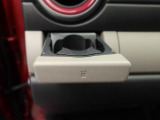 カップホルダーは運転席や助手席からちょうど手の届く位置です!!