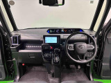 360&deg;UV&IRカット機能ガラス採用。見易い計器類と運転し易いレイアウトのドライビングポジションは、極細Aピラーの採用で視角も少なく前方&左右の見切りが良く安心して運転できます。