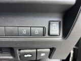運転席から操作できる両側パワースライドドアのスイッチ群。乗降時の開閉操作や、誤作動を防ぐOFFスイッチをワンタッチで切り替えられます。
