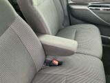 フロントシートにはセンターアームレスト付き、長時間の運転で疲れた腕を乗せてください。