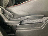 運転席にはドライバーの体型や好みに応じて前後方向だけでなく、高さの調整ができるシートリフターを装備!