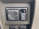 【電動格納ミラー】サイドミラーは電動格納式となっており、狭い駐車場でもキズがつくリスクを抑えられます。