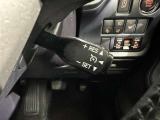 クルーズコントロール機能が付いています。 速度を設定するとアクセルを踏まなくても一定の速度で走ることができます。  高速道路ではとても便利な装置なんです。