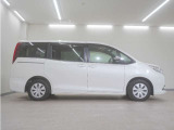 リアには左右スライドドアを採用。狭い駐車場でも開閉しやすく、強風の日でもドアが煽られにくくなっております。小さなお子さまやご年配の方も安心して乗り降りできます。