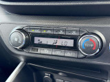 【オートエアコン】一度お好みの温度に設定すれば、車内の温度を検知し風量や温度を自動で調整。暑い&hellip;寒い&hellip;と何度もスイッチ操作をする必要はありません。快適な車内空間には必須の機能ですね♪
