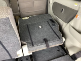 リアシートは簡単に倒すことができるので、ラゲッジルームも広がります。