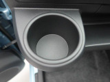 カップホルダーは運転席や助手席からちょうど手の届く位置です!!