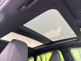 【調光パノラマルーフ】車内の解放感が一気に上がる大型パノラマルーフに調光機能がプラス!日差しが強い時、シェードを閉めなくてもガラスの透明度を調整することで心地よい明るさに♪