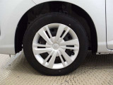 【ホイールカバー】純正なので車に似合うデザインになっていますね。スタッドレスタイヤもご相談下さい。