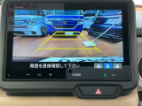 【リアカメラ】リバースに入れるだけで後方の映像が映ります。安全確認や、狭い駐車場での車庫入れ、雨の日や夜間など視界の悪い時に便利です。安全にバックする為には欠かせない装備です。