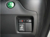 左側パワースライドドア付き!挟み込み防止機能でお子さまの乗り降りも安心です。さらに車内・車外のドアハンドルはもちろん、運転席スイッチやリモコンキーからも開閉できるので、大変便利な装備です!