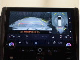 バックモニター付き。駐車の際のサポートとなり、必須アイテムのひとつですよね。それでも、バックする際は必ずご自身の目で確認をしてください。パノラミックビューで上から見下ろした視点でも確認できます!