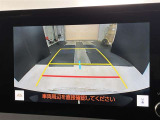こちらのバックカメラは画面にラインが表示されておりますので、バック時のクルマの進行方向の目安になります。より高いレベルで車庫入れをサポートする、便利な機能ですね。