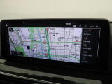【純正ナビゲーション】BMWのナビゲーションは操作性も良く、詳細な地図情報と交通状況を見やすく表示し、快適なドライビングをサポートしながら目的地までナビゲートします