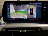 【フロントカメラ】フロントの広角カメラにより、運転席からは見えない道路状況を確認可能です。車通りや、人通りの多い路地などでも障害物の接近をカメラにて確認できます。