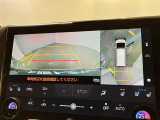 【パノラミックビューモニター】映像で、見づらい車両周辺の確認をアシスト。クルマを真上から見ているような映像を表示。 運転席から確認しにくい車両周囲の状況を把握。