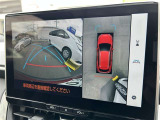 車を上からの見下ろした視点で駐車をサポートするパノラマモニターを搭載。運転席から確認しにくい車両周囲の状況を確認できます。