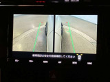 左右のドアミラーに設置されたカメラからの映像を表示します。路肩への幅寄せ・狭い路地でのすれ違いなどのケースにおいて、車両側方の安全確認や接触回避の操作をサポートします。