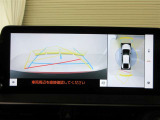 パノラミックビューモニターを装備。車を真上から見るように周囲を確認できます。機能の詳細は販売店スタッフまでお尋ねください。