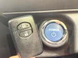 【スマートキー】カバンやポケットに入れたままでもドアの施錠・解錠が可能なスマートキーを装備。エンジンのオン・オフ時もカギを取り出す必要が無いからとっても便利です♪
