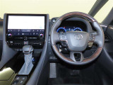整然と纏められた操作性の良いスイッチ類。