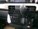 操作しやすいシフトレバーとタッチ式エアコンパネルで運転も楽々です。