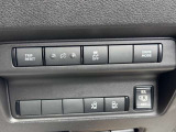 トリップリセットやメーター照度調整、VDC(横滑り防止装置)OFFスイッチ、ドライブモード切り替えなどの操作ボタンが集約されています。