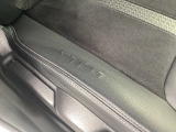 運転席座面部分に痛みがあります。新品表皮への交換ご相談ください。