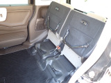 ◆チップアップ&ダイブダウン機構付【ULTR SEAT】は後席座面を左右分割で跳ね上げることができます。トランクで積載できない背の高い荷物をラクラク収納できます。ホンダ車ならではの人気装備です。