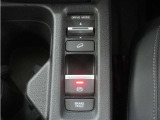 電子制御パーキングブレーキ搭載で指一本で簡単に操作することができます。さらに停車中に、ブレーキペダルを踏み続けなくても、自動的にブレーキを保持する機能である、オートマチックブレーキホールド付きです。