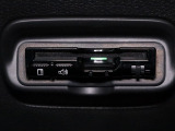 装備されているビルトインタイプのETC車載器です。セットアップしてからご納車致します。ETCカードを差し込めば高速道路の出入り口ゲートを楽々通過出来ます。