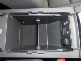 USBポートが二口ございますので、運転席と助手席それぞれのスマホや電子小物を充電可能です。