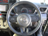 毎日触れるハンドル部分はこちら。運転手を守るエアバックも装備しているので、安心してお乗りいただけます。