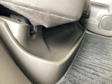後部座席の足元にあるトレーは、転がりやすい傘などを収納するのにとても便利。