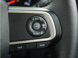 ◆アダプティブクルーズコントロール◆予め設定した車速内でクルマが自動的に加減速。前走車との適切な車間距離を維持しながら追従走行します。【LKAS】車線維持支援システムでステアリング操作を支援。