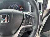ステアリングリモコンです。運転中もハンドルから手を離すことなく音量のアップダウンが可能!