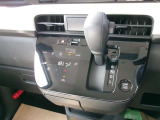操作しやすいシフトレバーとタッチ式エアコンパネルで運転も楽々です。