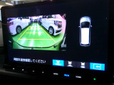 バックカメラの画像です。ガイドラインがスムースな車庫入れをサポートいたします。車庫入れの安心感がアップしますね。