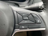 ステアリングのクルーズコントロールボタンで高速道路で運転のアシストをしてくれます。