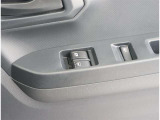 【パワーウインドゥマスタースイッチ】運転席より助手席やリヤドアガラスの開閉が出来るので便利ですね!運転席以外のウインドロック機能も付いています。
