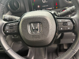 【ステアリングスイッチ】が付いており運転中に前方から目線をそらすことなくオーディオ等の操作が可能なので安心・快適にカーライフをお楽しみいただけます。