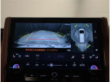 バックモニター付き。駐車の際のサポートとなり、必須アイテムのひとつですよね。それでも、バックする際は必ずご自身の目で確認をしてください。パノラミックビューで上から見下ろした視点でも確認できます!