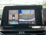 上空から見下ろしているかのような映像をディスプレイに映し出し、スムースな駐車をサポートします。画面は「トップビュー」のほか「サイドブラインドビュー」への切り換えが可能。ますます安心です