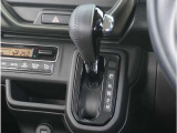 【シフトレバー】シフトもとても操作しやすいデザインになっております。運転する人の事を第一に考えた操作性の高い仕様です。