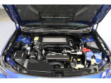 スバル自慢の水平対向エンジンは、低重心でコンパクト!万が一の事故の際にもエンジンがキャビンの下に入り込み、乗員を保護するように設計されています。